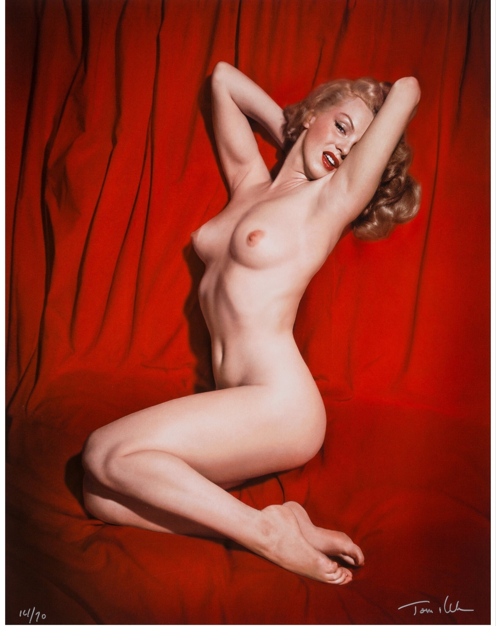 https://radika1.link/2025/07/30/Marilyn-Monroe-on-red-velvet-1949-22e188cdee47aa859.jpg