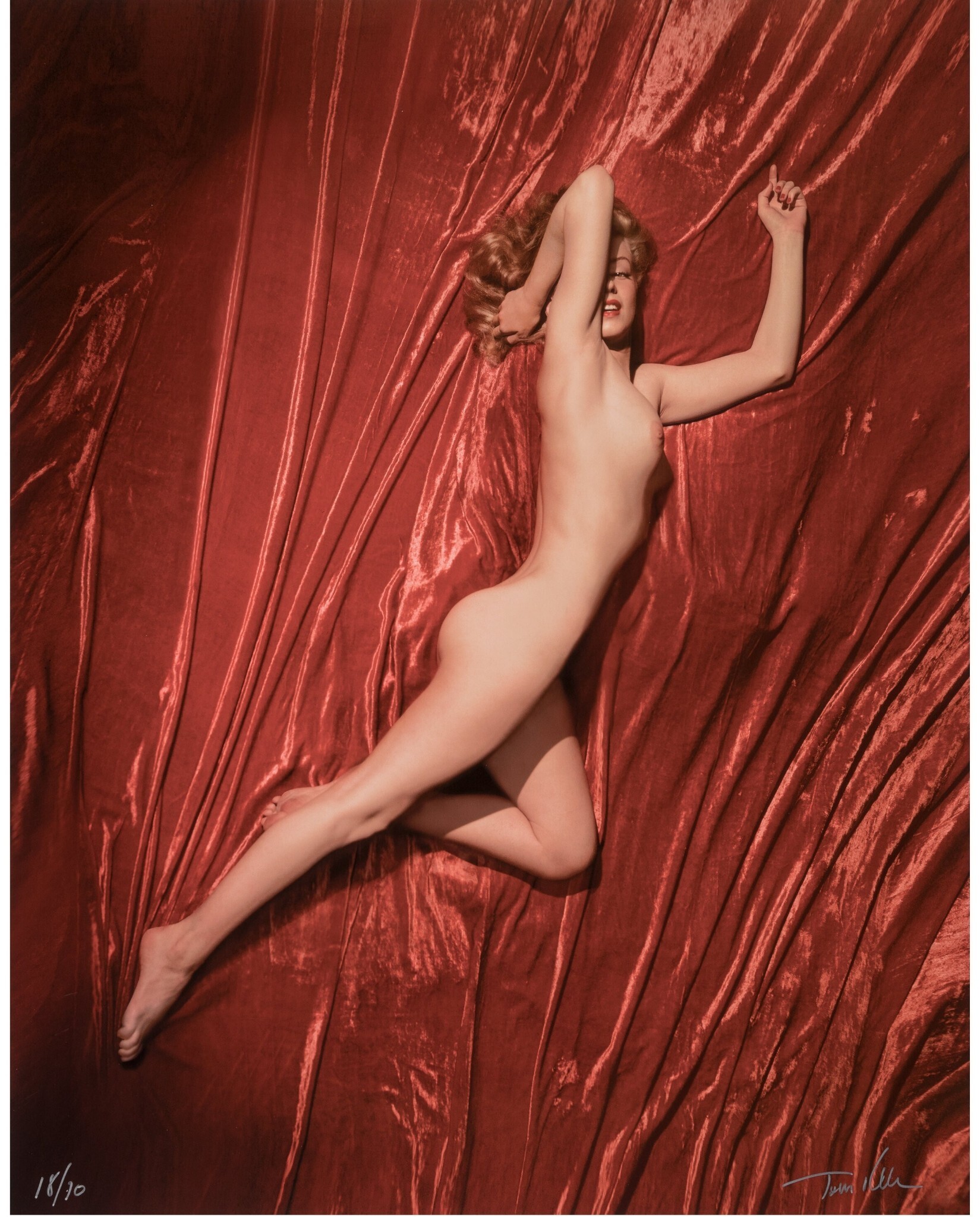 https://radika1.link/2025/07/30/Marilyn-Monroe-on-red-velvet-1949-53bec48c8a072cfc4.jpg