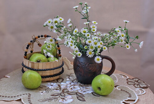 с ромашками и яблоками
