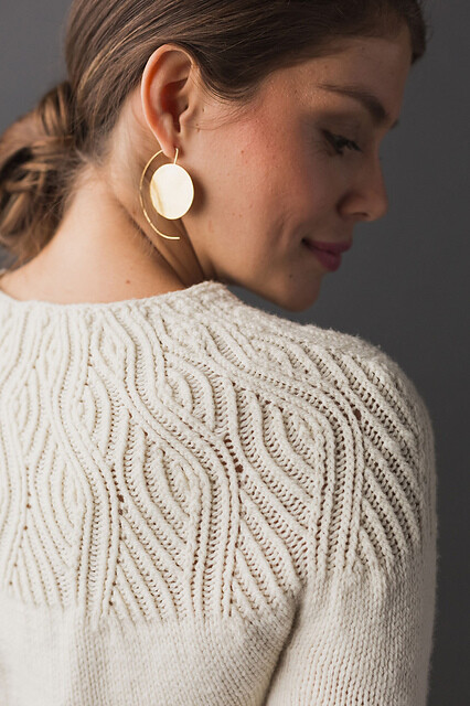 BELYI-PULOVER-Undulating-Lines60f8273cf4ef14563.jpg