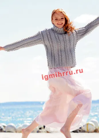 SVETLO-SERYI-SVITER-S-KOSAMI-I-SISECKAMI45eb53636890cda0.webp